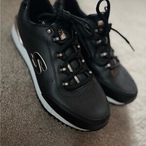 Like new! Women's 8.5 Skechers Black/Rose Gold Sneakers